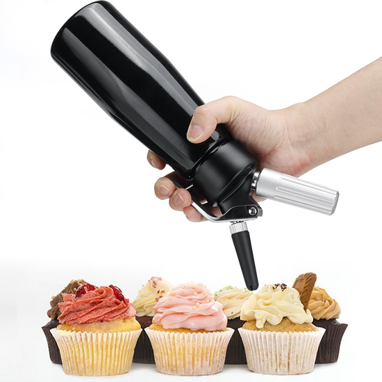 Whipped cream dispenser for making decorative whipped cream